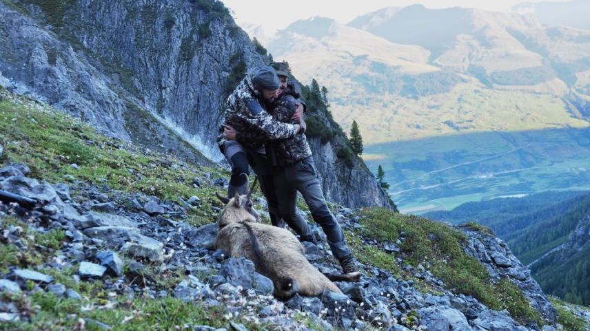Die Jagd ist eine Familienangelegenheit. Heiko Schlatter (links) mit Sohn Simon auf dem Mot San Jon nach erfolgreichem Abschuss. Foto: Jan Schlatter