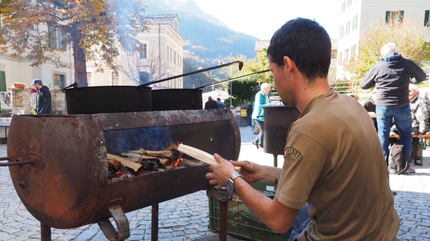 Wo sonst Autos parkiert sind, wird gemeinsam gespeist. Dabei dürfen auch die gerösteten «Vescuv», eine lokale Edelkastanienvarietät, nicht fehlen.
Foto: Marie-Claire Jur