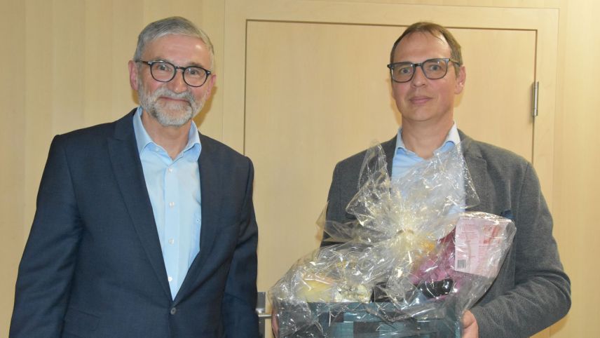 Richard à Porta, president da la società e Reto Bleisch, manader da l’Uffizi chantunal per economia e turissem, in  occasiun da l’aperitiv da Büman da la Società da commerzi e mansteranza Engiadina Bassa (fotografia: Nicolo Bass).