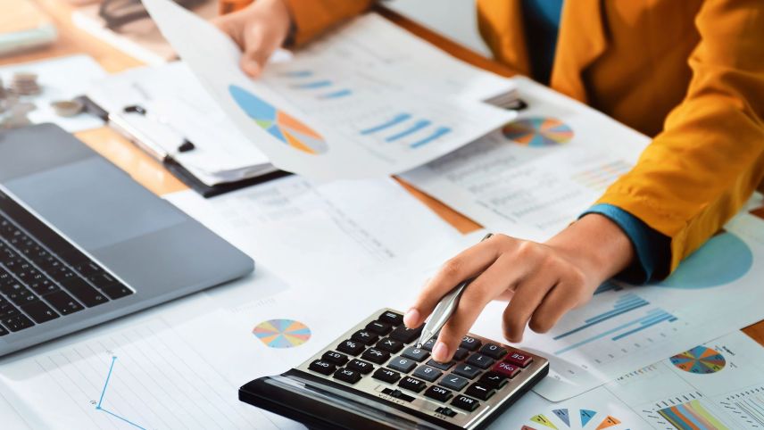 Das Celeriner Budget rechnet für 2025 mit einem Minus von 2,27 Mio. Foto: shutterstock.com/lovelyday12