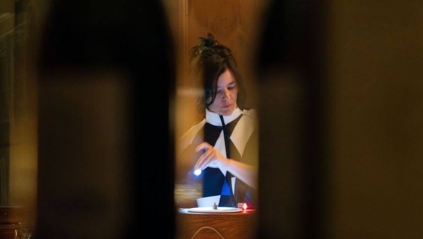 Die Musikerin Merche Blasco an ihren elektrischen Gerätschaften.