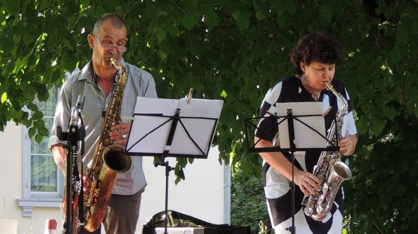 Ün dals puncts culminants a la Festa da stà a Nairs es stat il concert da Tommy Meier e Co Streiff (fotografia: Benedict Stecher).