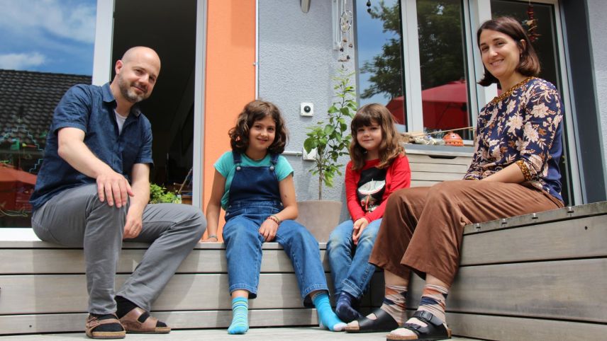 Ivar Trippolini cun sias figlias Clelia ed Aline e sia duonna Melina davaunt lur chesa a Bümpliz. Uossa fo la famiglia müdeda e vo per quatter ans a Belgrad (fotografia: Gianna Duschletta).