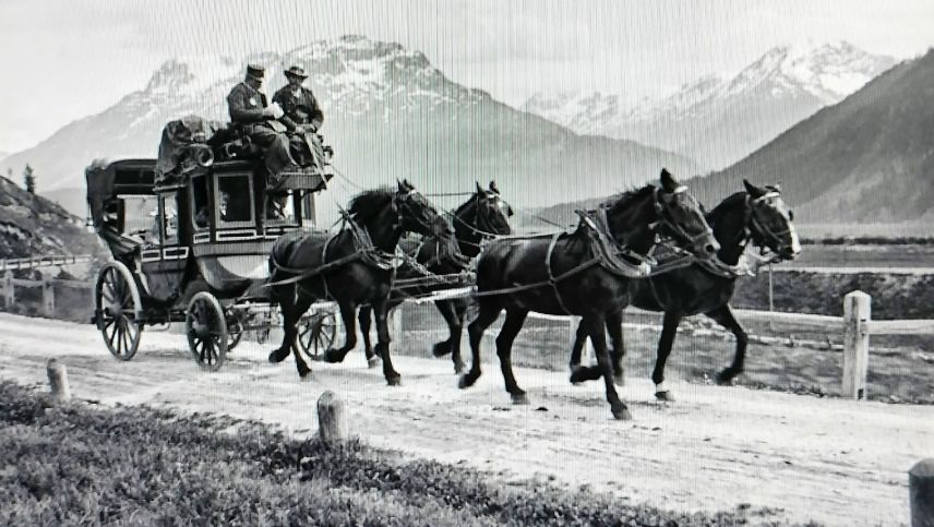 Üna charrozza da posta in viedi traunter Bever e Samedan. fotografia: Relasch Engadin Press