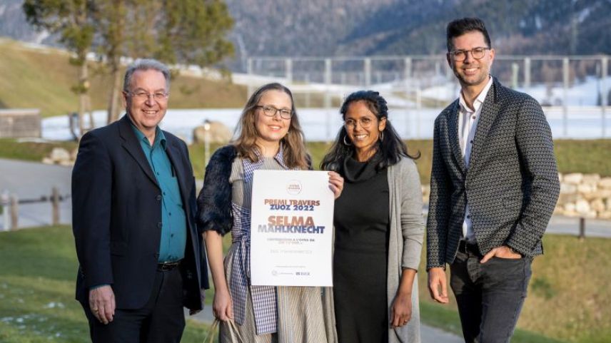 La surdeda dal prüm «Premi Travers Zuoz» cun (da schnestra) Lucian Schucan (vschinauncha da Zuoz), Selma Mahlknecht (autura), Gianna Olinda Cadonau (organisatura) e Rico Valär (giuria) (fotografia: Mayk Wendt).