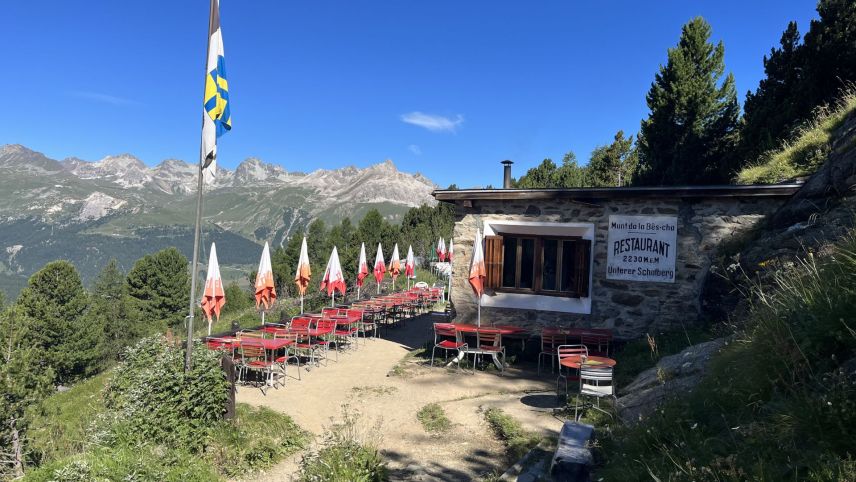 Filip Niggli ho passanto daspö il 1973 mincha stagiun da sted sül restorant Munt da la Bês-cha (fotografia: Martin Camichel).