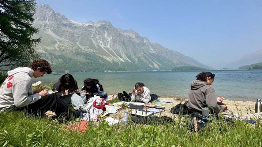 Für die Schülerinnen und Schüler der Atelierschule Zürich wurde das Engadin zum offenen Atelier. Inspiration holten sie sich in der Natur. Foto: z. Vfg