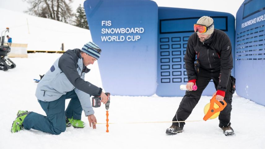 Armon Gisep und Michi Beer messen die Abstände für die Banden.	Fotos: Mayk Wendt