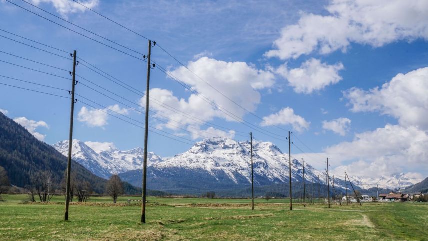Auch die bestehenden Repower 16-kV-Freileitungen zwischen Samedan und Bever wird voraussichtlich bis Ende 2022 zurückgebaut werden und die ungetrübte Sicht auf die Oberengadiner Landschaft freigeben. 	Archivfoto: Jon Duschletta