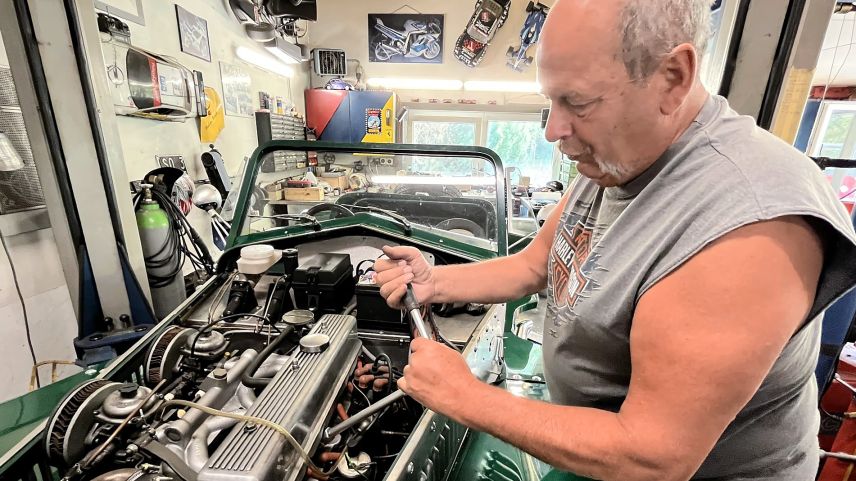 Der Lastwagen der früher Transporte rund um Sils machte wartet auf die Restauration. Fausto Chiesa weiss, wo er schrauben muss, damit der wieder Motor läuft. Fotos: Fausto Chiesa / Andrea Gutgsell
