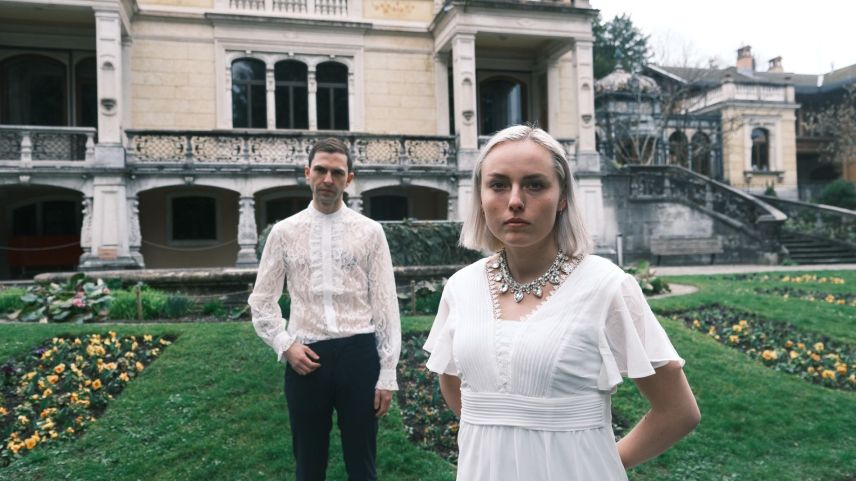 Olivia Virgolin e Marcus Petendi collavuran musicalmaing daspö il 2020 sco band cul nom Happy For Real. Els han fin uossa publichà duos EPs e prodüan  sperapro amo musica per oters artists ed otras artistas (fotografia: Simon Venzin).