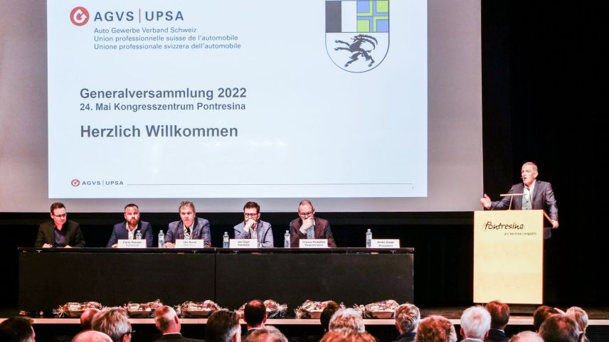 Andri Zisler (am Rednerpult) während der Garagistentagung in Pontresina. Foto: Jon Duschletta