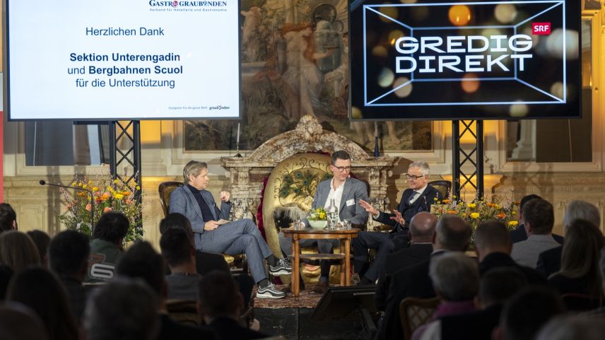 TV-Moderator Urs Gredig im Gespräch mit Beat Imhof, Präsident Gastro Suisse, und Franz Sepp Caluori, Präsident Gastro Graubünden. Foto: Mayk Wendt/Gastro Graubünden