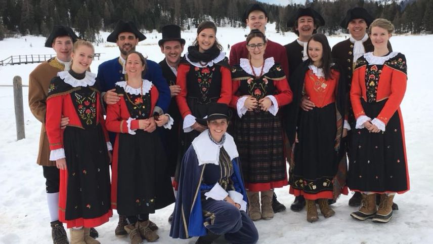 La giuventüna da Samedan düraunt la schlitteda (fotografia: mad).