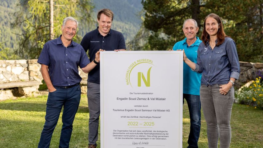 Urs Wagenseil (a schnestra) ha surdat in mardi a la TESSVM cun Martina Hollenstein Stadler (da dretta), Ludwig Jenal e Sven Berchtold il certificat TourCert (fotografia: Dominik Täuber).