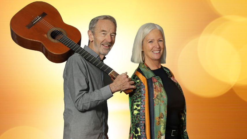 Men Steiner ed Aita Biert tuornan culla chanzun populara sül palc per üna turnea da cumgià (fotografia: Yvonne Bollhalder)