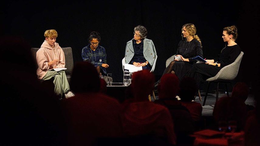 Davart quella dumonda han discutà in sonda passada a Domat (da schnestra) Asa Hendry,  Gianna Olinda Cadonau, Annetta Ganzoni, Marietta Cathomas e Sabrina Bundi (moderaziun) (fotografia: Dominik Hardegger e Dominic Pohle/RTR).