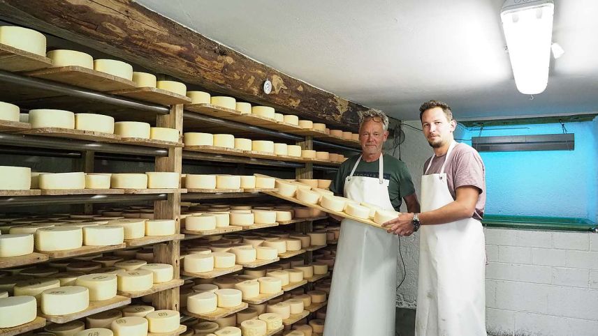 Hansjürg und Christof Wüthrich präsentieren die frischen Gletscher-Mutschli im Käsekeller der Alp Nova. Fast 50 Jahre wurde hier nicht mehr gekäst. 1996 
eröffnete die Alp-Schaukäserei Morteratsch. Foto: Reto Stifel
