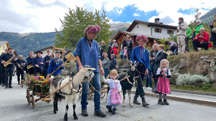 Il grond cortegi tras Valchava es stat ün dals puncts culminants da la Festa da la racolta a Valchava (fotografia: David Spinnler).
