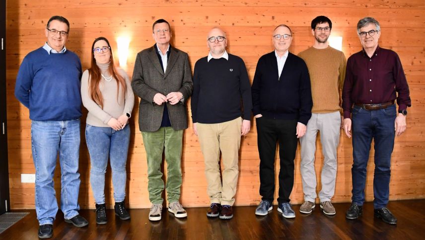 Der Vorstand der Musei Valposchiavo v.l.: Achille Zala, Mirella Crameri-Branchi, Gian Casper Bott (Präsident), Giovanni Ruatti (Geschäftsführer), Werner Steinmann, Reto Menghini und Andrea Lanfranchi. Foto: Fondazione Musei Valposchiavo