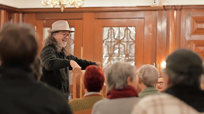 Urs Leonhardt geniesst die Chorprobe mit einheimischen Sängerinnen und Sängern im Hotel Scuol Nairs. Seit Wochen proben rund 50 Sängerinnen und Sänger die «Ode an die Freude» für die Auftritte im kommenden Juni (Foto: Michael Steiner).