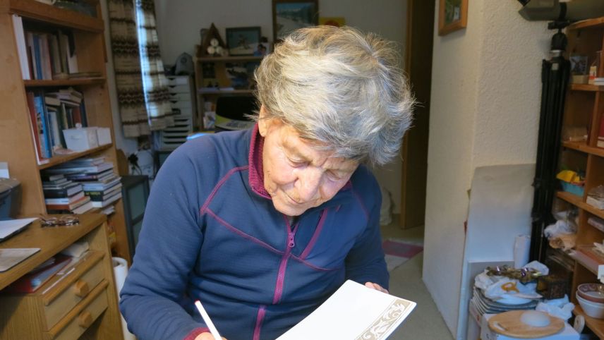 In ihrem Arbeitszimmer bemerkt Ilda Ritz-Brunold oft nicht, wie die Zeit vergeht. Ihre Sgraffiti-Arbeiten liegen ihr ganz besonders am Herzen. Foto: Bettina Gugger