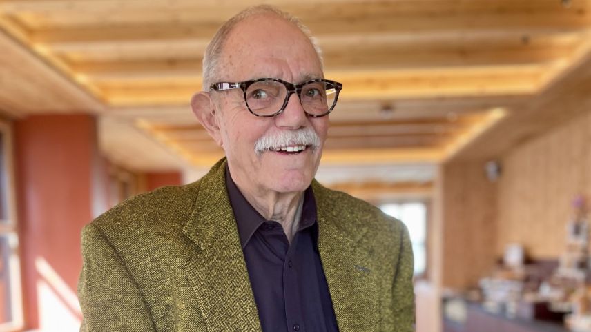 Gaudenz Zimmermann backt seine Nusstorte nach dem Originalrezept von 1881. Foto: Fadrina Hofmann