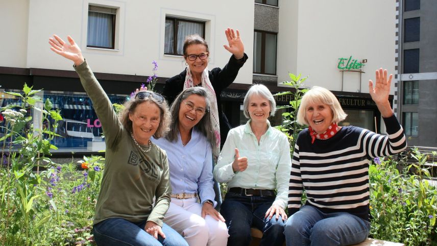 Von links: Der neu geschaffene St. Moritzer Altersbeirat: Seraina Bolt, Nina Mapili, Nicole Buess (stehend), Ester Mottini und Susi Wiprächtiger. Foto: Graziella Ramponi