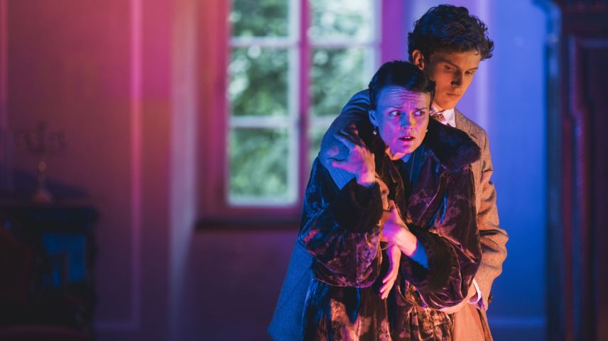 Marie Bertha von Planta umschlingt ihren imaginären Sohn Jacques. Foto: Benjamin Hofer