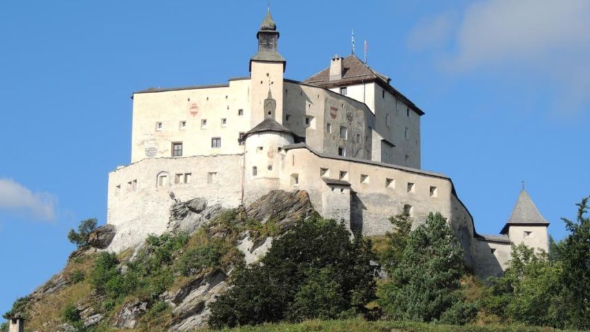 Las fatschadas ost e süd dal Chastè da Tarasp davo la sanaziun (fotografia: Benedict Stecher).