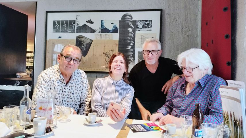 Corsin Derungs, Olivia Spinatsch, Gion Fry e Benedetto Vigne sun üna part dal comitè d’organisaziun dal Festivalet ed han eir dürant il giantar da discutar e schoglier problemins (fotografia: Olivia Portmann-Mosca).