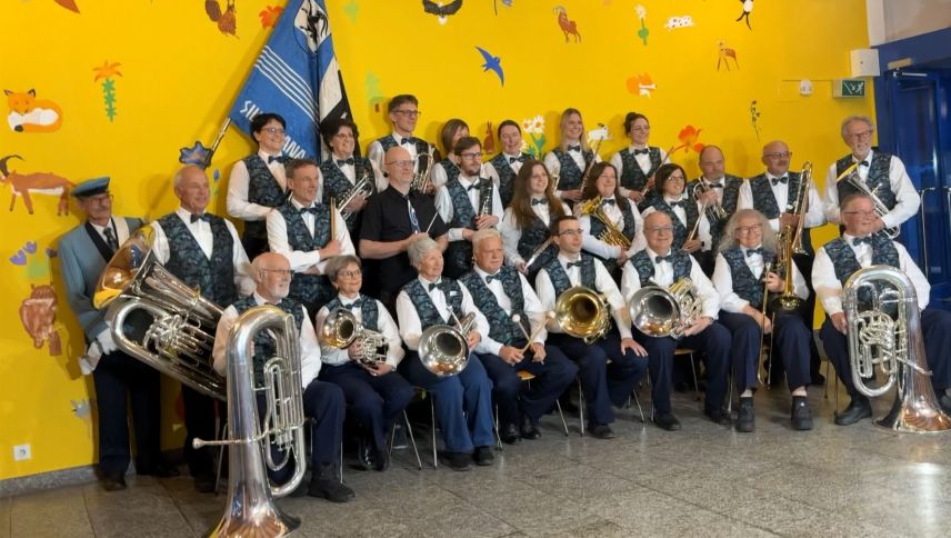 Die Societed da musica Silvaplauna mit ihrem musikalischen Leiter, Martin Stecher, anlässlich des Jahreskonzertes in Silvaplana (Foto: Not Janett).