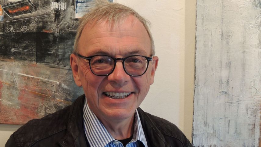 Robert Hüberli expuona sias ouvras actualmaing illa Grotta da cultura a Sent (fotografia: Benedict Stecher).