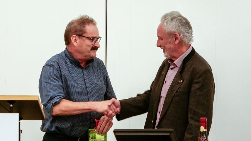 Victor Peer (a schnestra), il president da la CEE, ha ingrazchà a l’anteriur administradur ed actuar Fritz Felix per sia lavur. Sia successiun ha surtut Gianna Rauch Poo. fotografias: Jon Duschletta