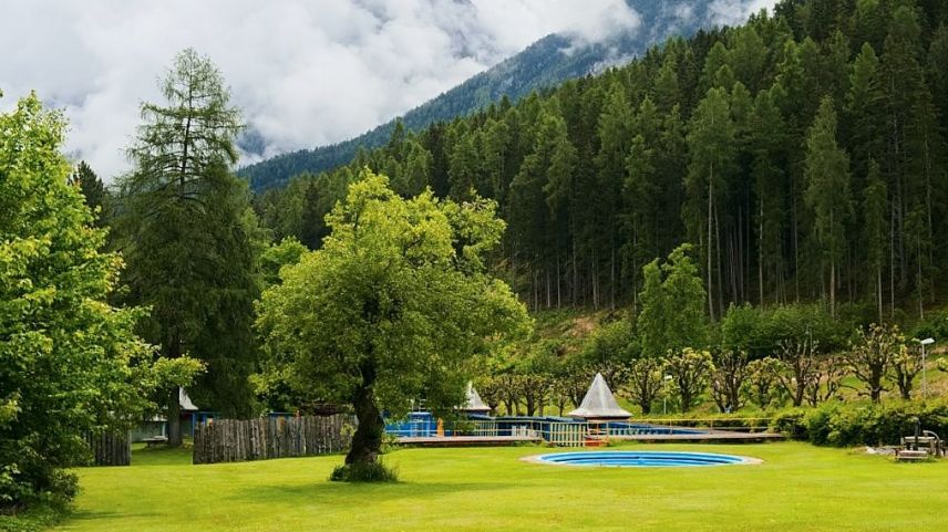 Die Badeanlage mit dem Planschbecken im Vordergrund. Foto: Barbara Esther Siegrist 