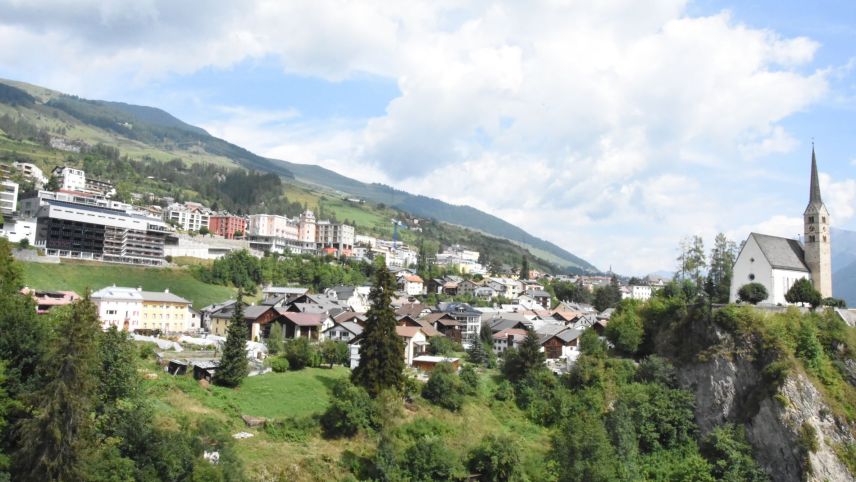 L'exposiziun da cooperaziun per la revisiun totala da la planisaziun locala da Scuol düra fin als 1. novmeber (fotografia: Nicolo Bass).