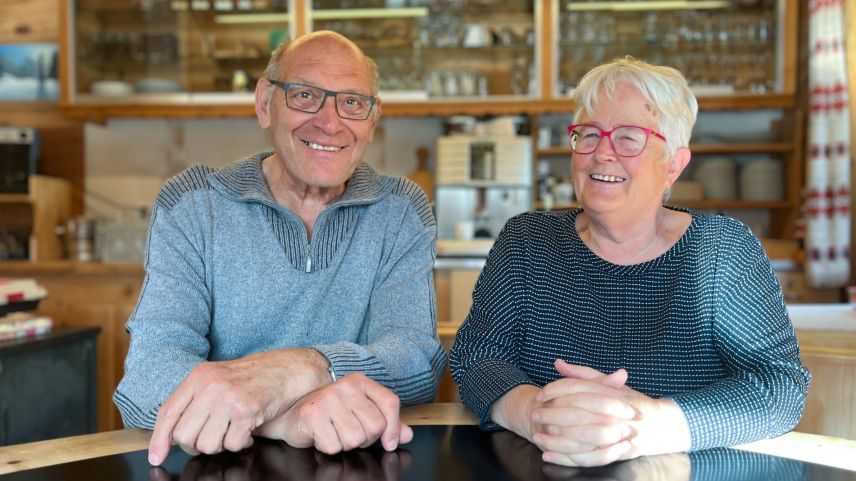 Reto e Marina Juon peran d’esser turnos in l’ambiaint da lur anteriur restorant Posta. Il tavulin ed eir la credenza haun chatto ün nouv da chesa in lur pitschen «refügi» a l’ur da la pista da boccia. fotografias: Jon Duschletta