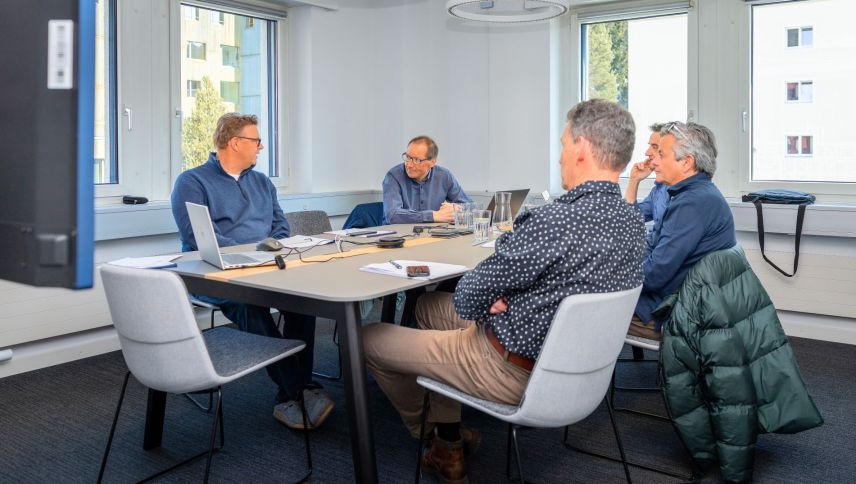 Markus Moser, Daniel Güttinger und Reto Matossi (von links) wissen, wie Schnee «funktioniert.» Foto: Jean-Marie Delnon