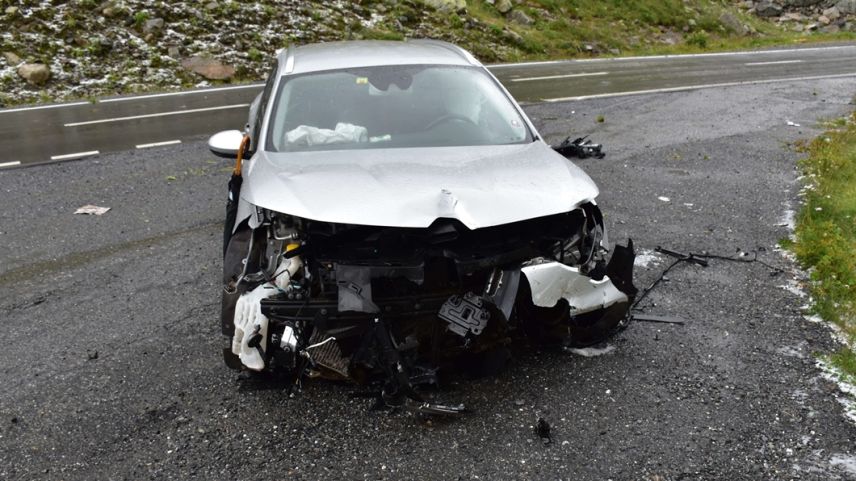 Im Vordergrund auf dem Kiesplatz ist der totalbeschädigte Personenwagen zu erkennen (Kantonspolizei Graubünden).