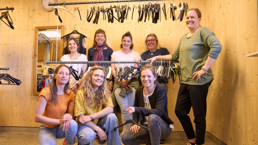 Davovart da schnestra: Jeannette Romano, Madlaina Gluderer, Chiara Erni, Astrid Damerow, Johanna Frischknecht.  Davantvart da schnestra: Sophia Völksen, Jennifer Rothermund, Tanja Hagenbucher (fotografia: Michael Steiner).