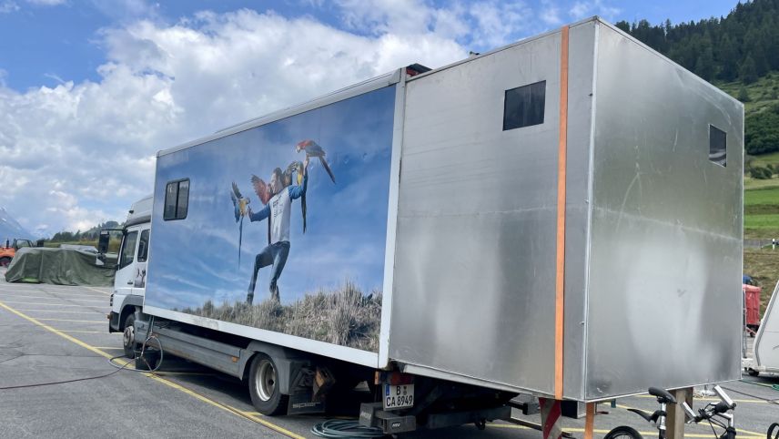 Der Tiertransporter für die Aras musste extra für die Auftritte in der Schweiz ausgebaut werden. Foto: Fadrina Hofmann