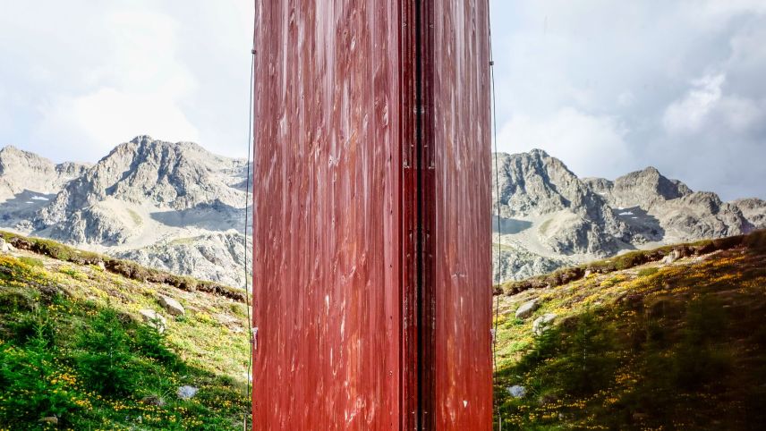 Der Origen-Julierturm im Spiegel der Landschaft. Foto: Jon Duschletta