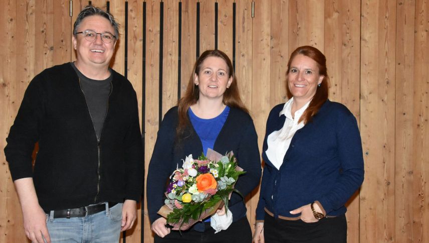 Il president da la Società da commerzi e mansteranza Engiadina Bassa, Jon Armon Strimer, ha ingrazchà ad Yvonne Rauch per sia lavur in suprastanza ed ha bivgnantà a la successura Heidi Laurent-Domenig (a dretta) (fotografia: Nicolo Bass).