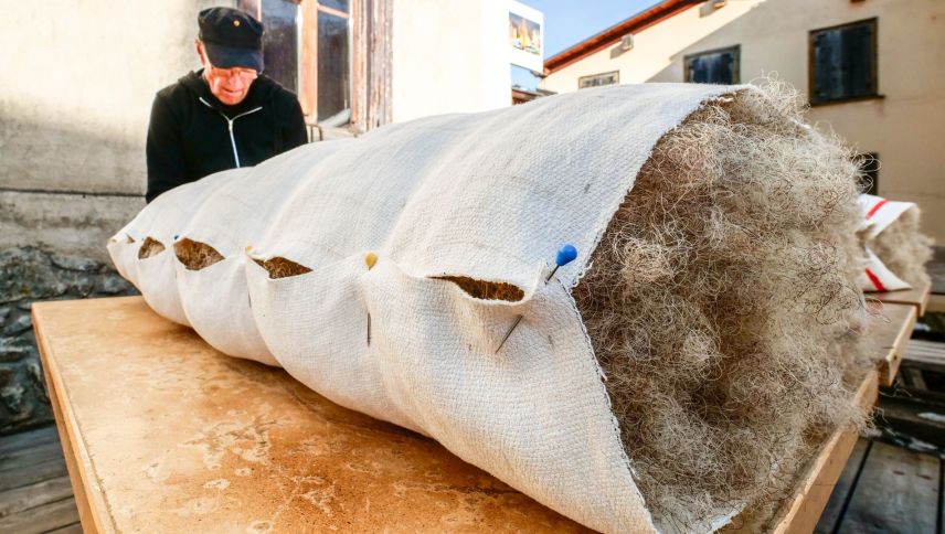 Danach beginnt die aufwändige Arbeit, die Matratze in ihre endgültige Form zu bringen und zu vernähen.  Foto: Jon Duschletta