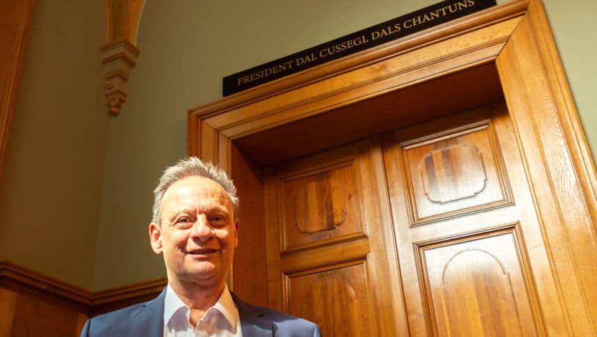 Zu Ehren des romanischsprachigen Ständeratspräsidenten Stefan Engler wurde sein Büro in der vierten Landessprache angeschrieben. Foto: Jon Duschletta