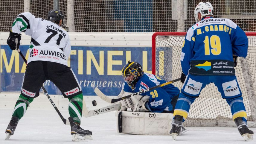 Del Negro (St.Moritz) wehrt gegen Steiner (St.Gallen).  Foto: Daniel Zaugg