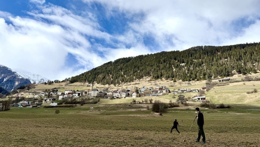Das Spielfeld befindet sich auf einer Ebene unterhalb von Ramosch. Foto: Fadrina Hofmann