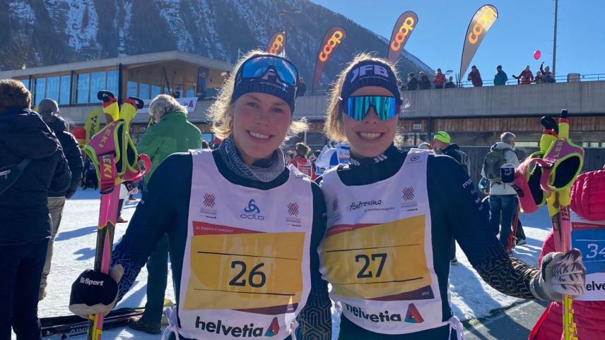 Die Zwillingsschwestern Carla Nina (links) und Gianna Chiara Wohler laufen beim 22. Engadin Frauenlauf auf dem Podest (Foto: z.Vfg)