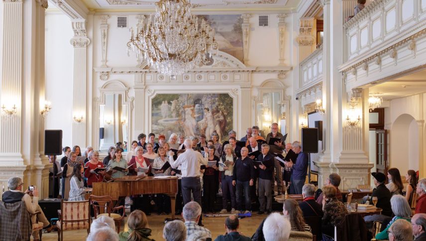 Il cor indigen da Scuol Classics chi preschainta in gün 2026 Carmina Burana illa halla Gurlaina (fotografia: Dominik Täuber). 