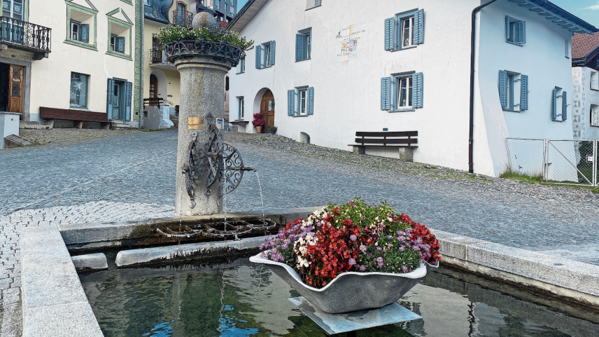 Durch die Industrialisierung, das Fortschreiten der Technik und die jüngsten Entwicklungen auf dem Immobilienmarkt haben die Dorfplätze ihre ursprüngliche Funktion eingebüsst.	Foto: Nicolo Bass